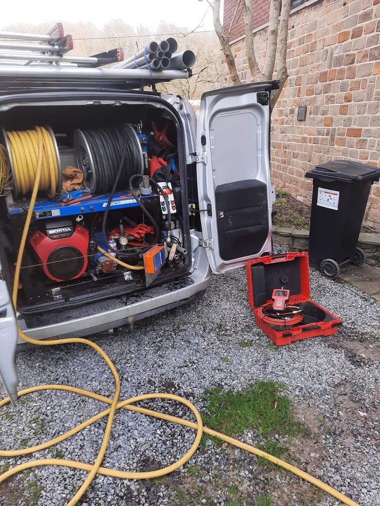 Furgoneta equipada con herramientas profesionales